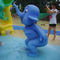 아이들은 웅덩이 물 스프레이 작은 코끼리, 섬유 유리 지위 동물을 합니다 - 파란색